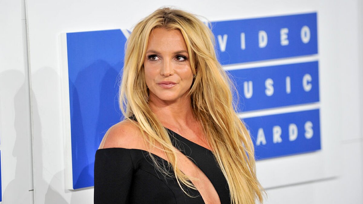 Britney Spears em evento de blusa preta