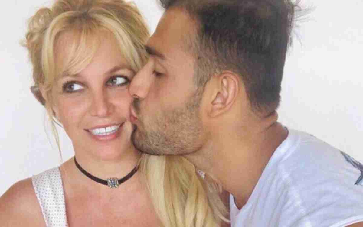 Britney Spears beijada por Sam Asghari