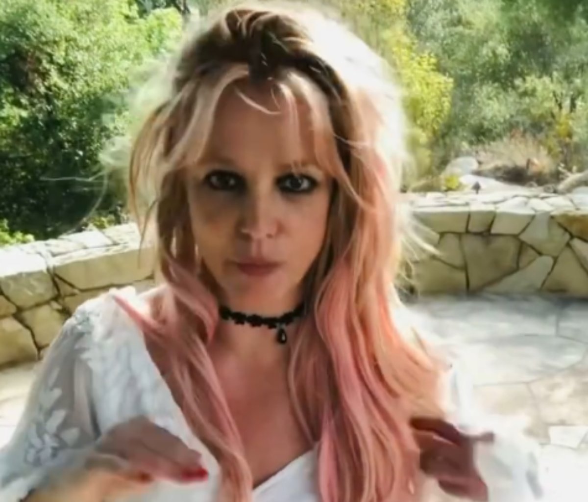 Britney Spears em print de vídeo no jardim