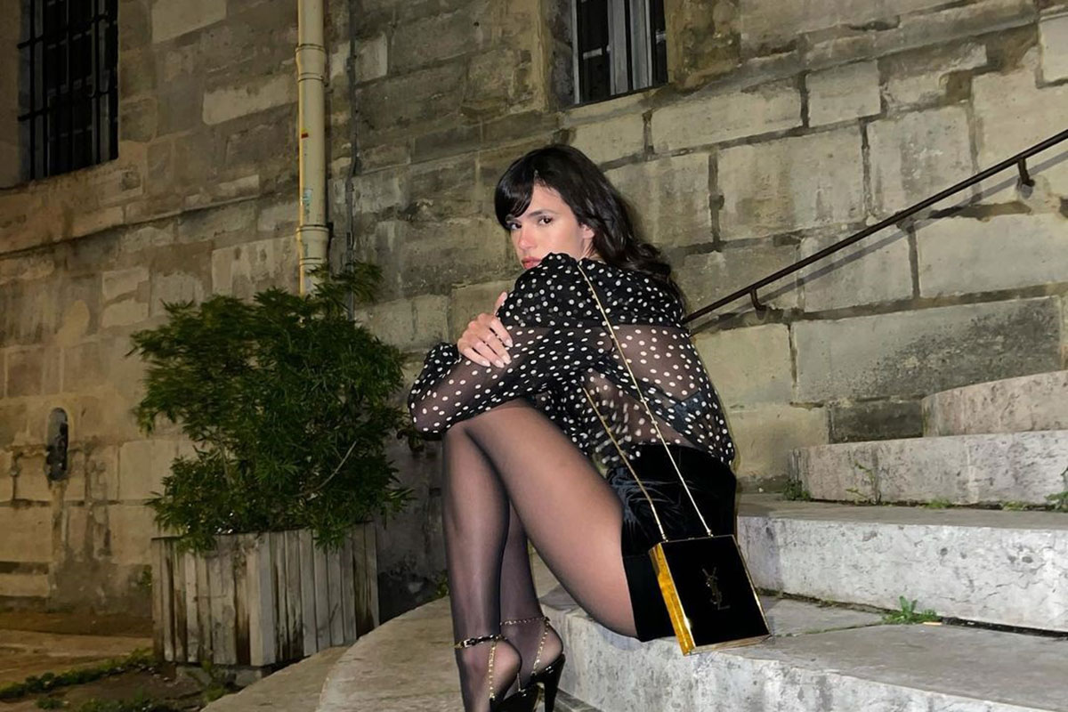 Bruna Marquezine sentada em Paris