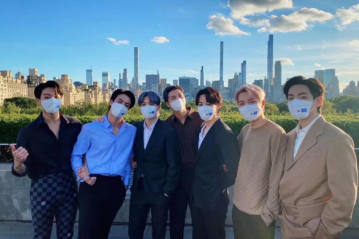 BTS posando na sede da ONU