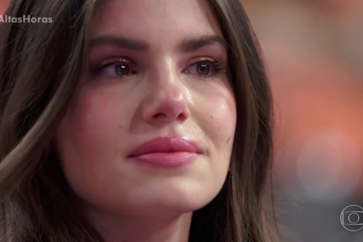 Camila Queiroz chora no Altas Horas