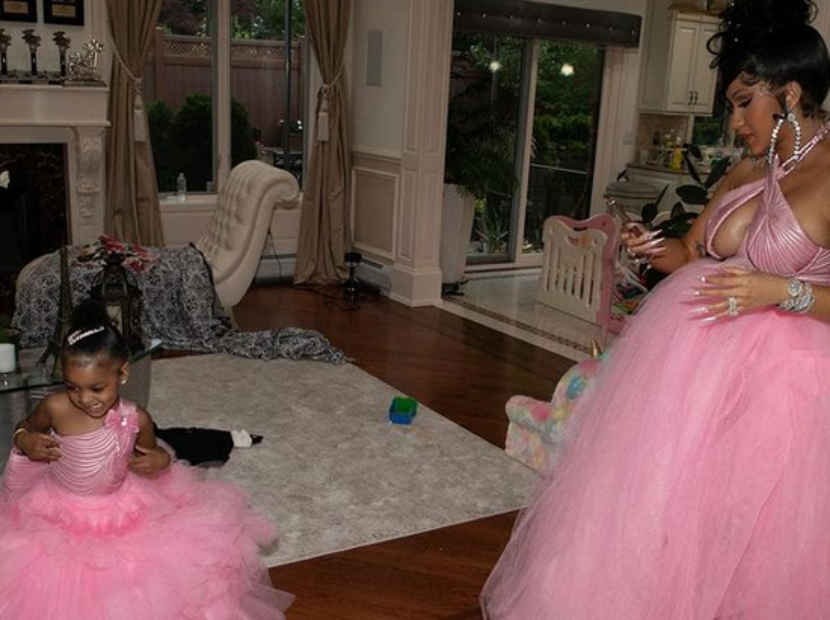 Cardi B e a filha Kulture vestidas de rosa