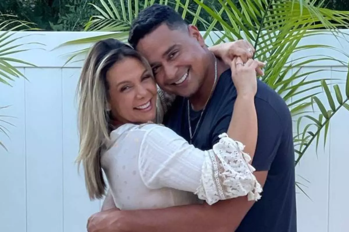carla perez e xanddy abraçados no quintal de casa