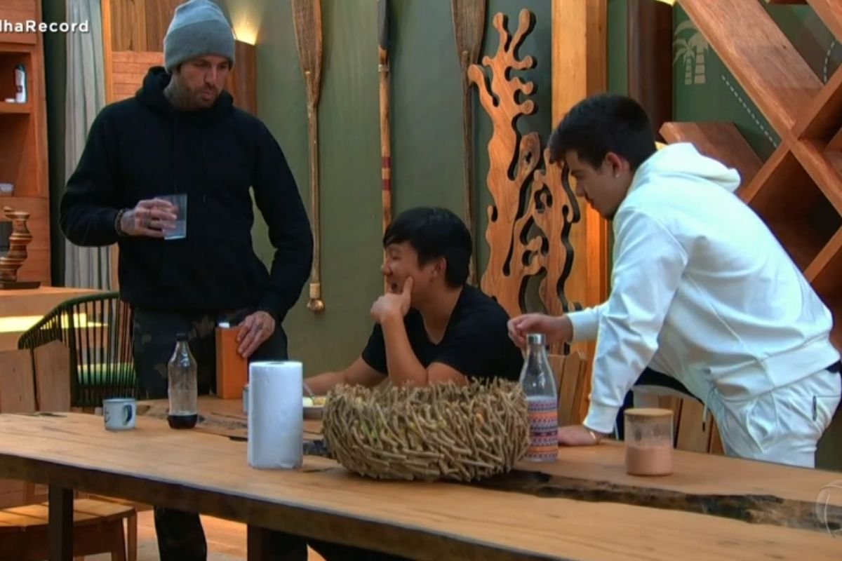 Claudinho, Pyong e Thomaz em volta da mesa