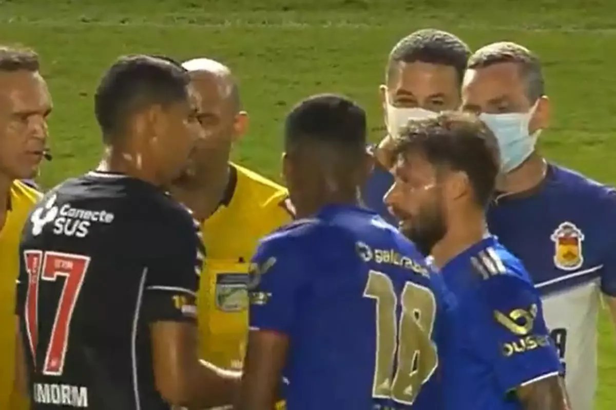 Confusão durante o jogo entre Vasco e Cruzeiro