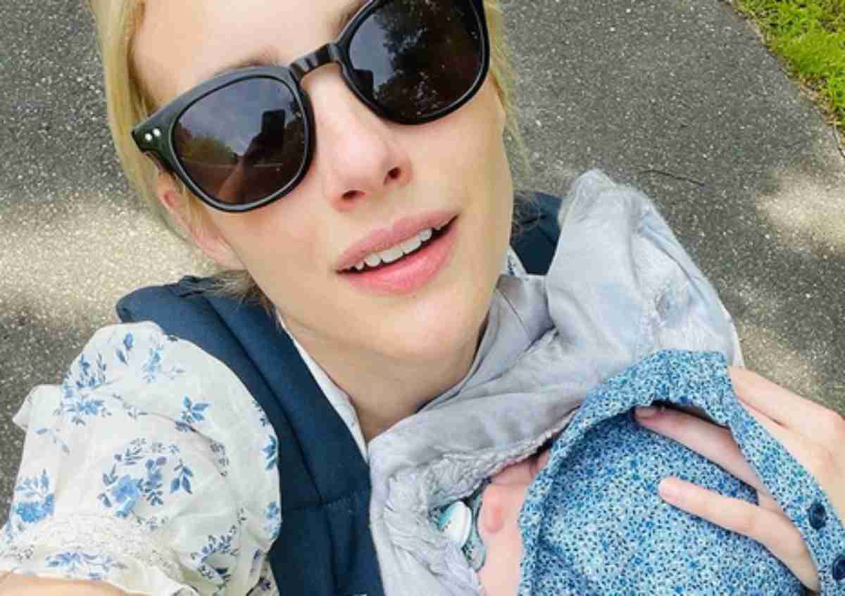 Emma Roberts faz selfie com o filho no colo
