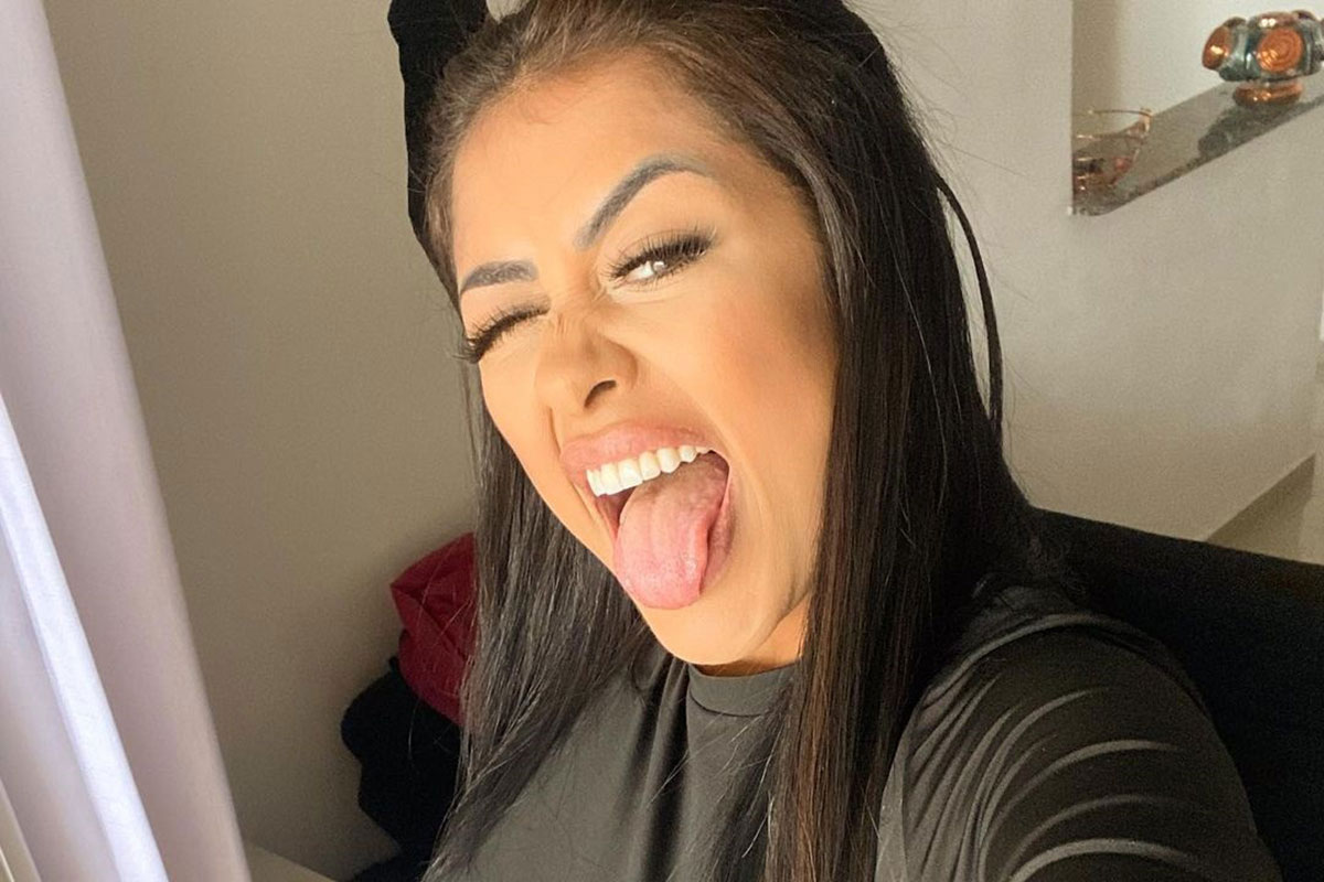 Fernanda Medrado em selfie mostrando a língua
