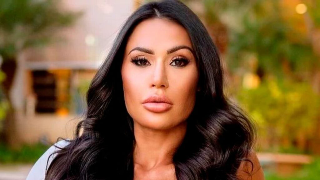 Gracyanne Barbosa posa nua e pede respeito às suas escolhas