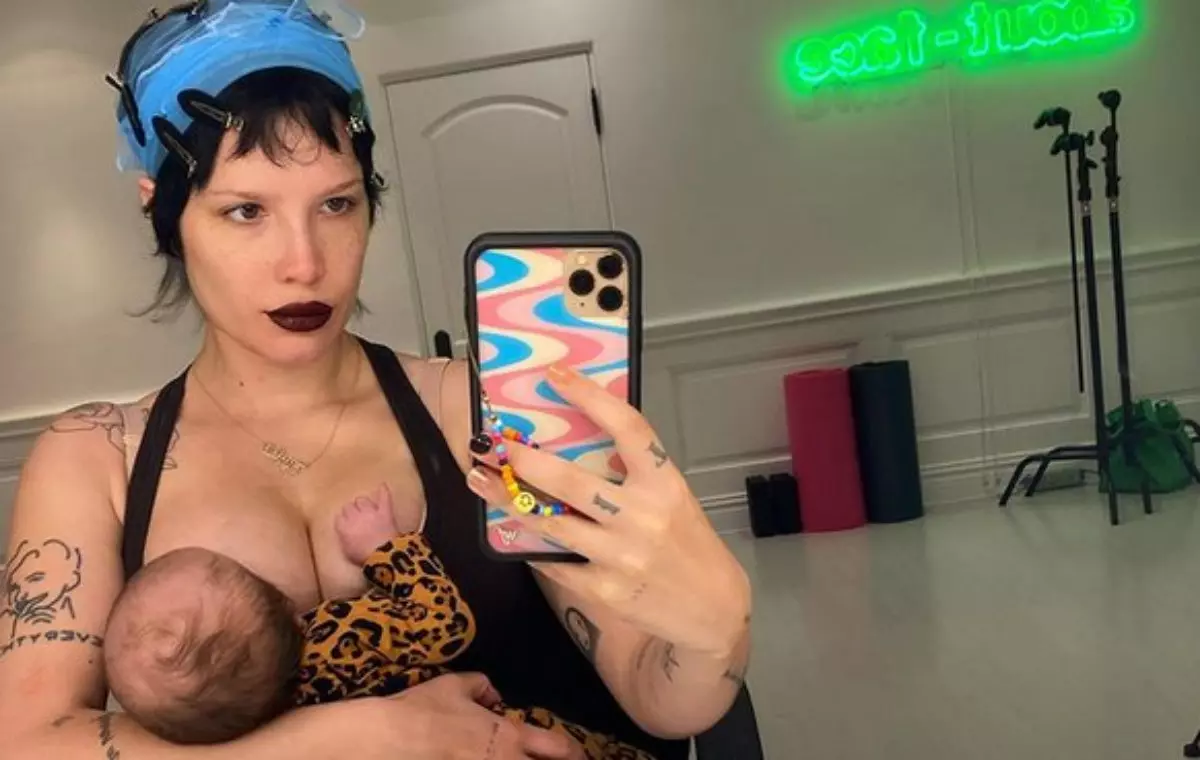 Halsey faz selfie amamentando o filho