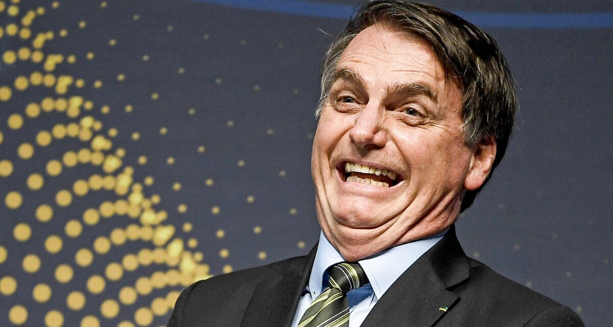 Bolsonaro rindo com expressão de bobo