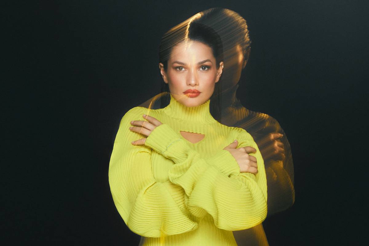 capa do ep de juliette com a cantora no centro de roupa amarela e um efeito prisma ao lado