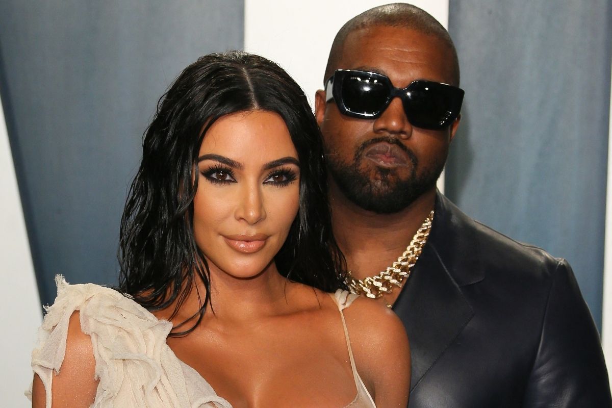 Kim Kardashian e Kanye West durante evento