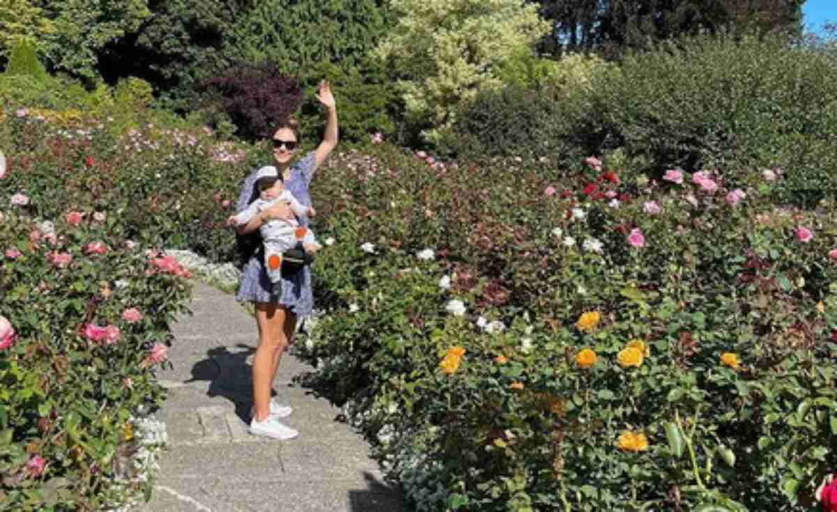 Katharine McPhee posa no jardim com o filho