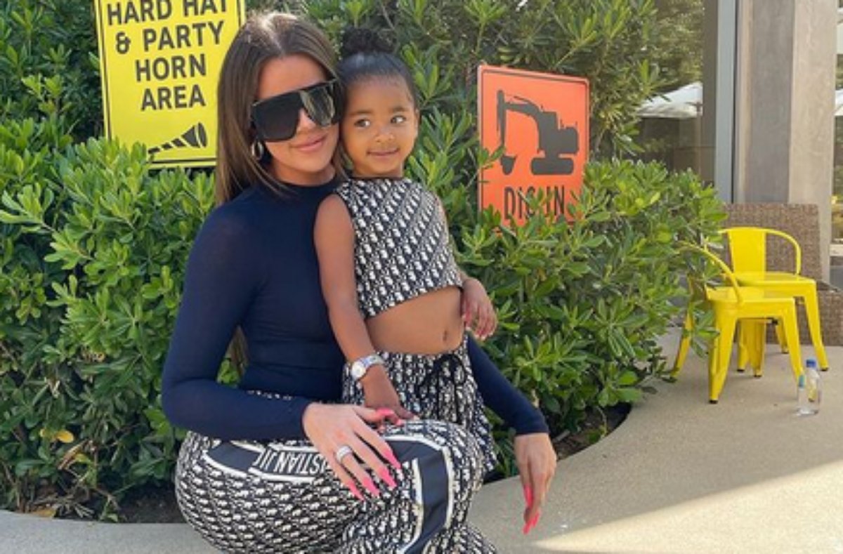 Khloe Kardashian com a filha True Thompson