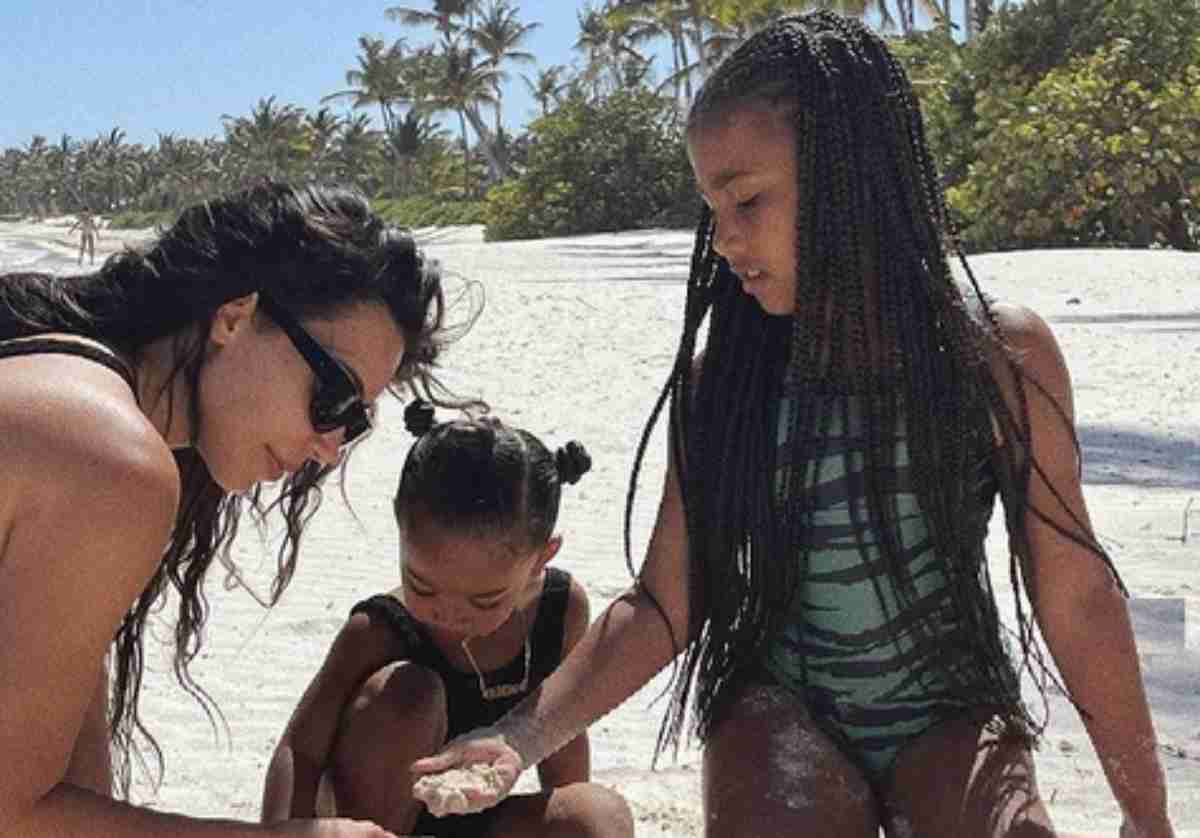 Kim Kardashian com as filhas na praia