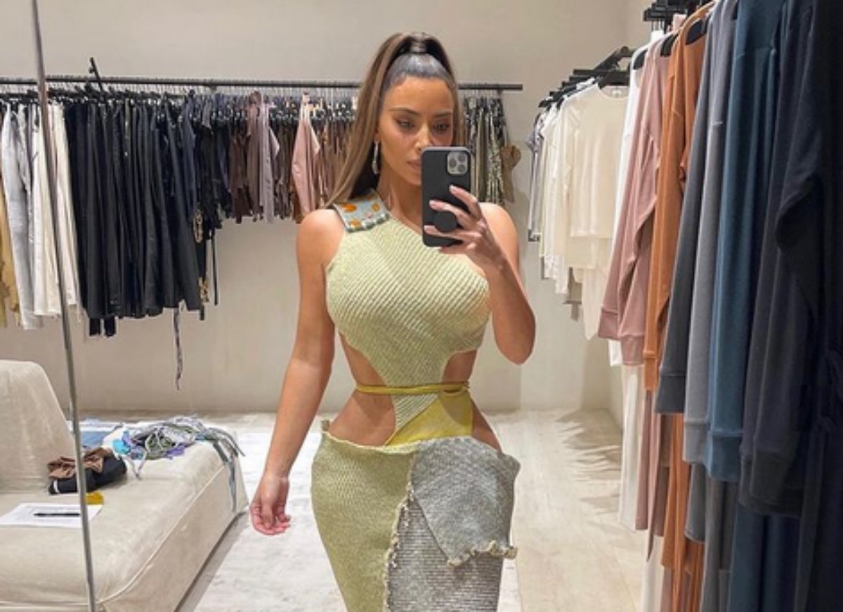 Kim Kardashian faz selfie no espelho do closet