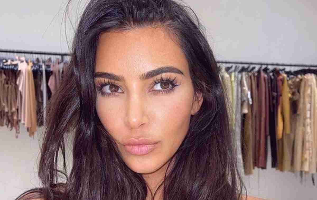 Kim Kardashian selfie, olhos expressivos
