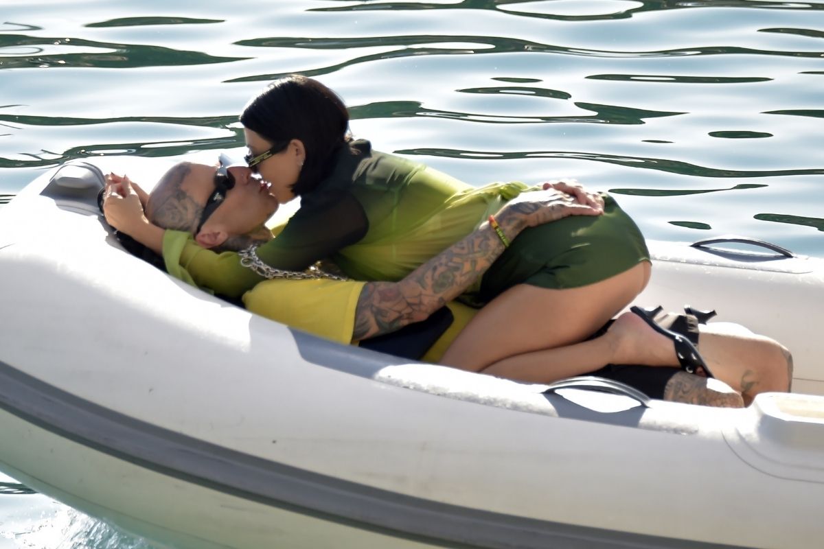 Kourtney Kardashian e Travis Barker trocam beijos