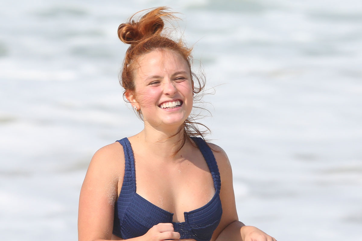 Larissa Manoela sorrindo em praia