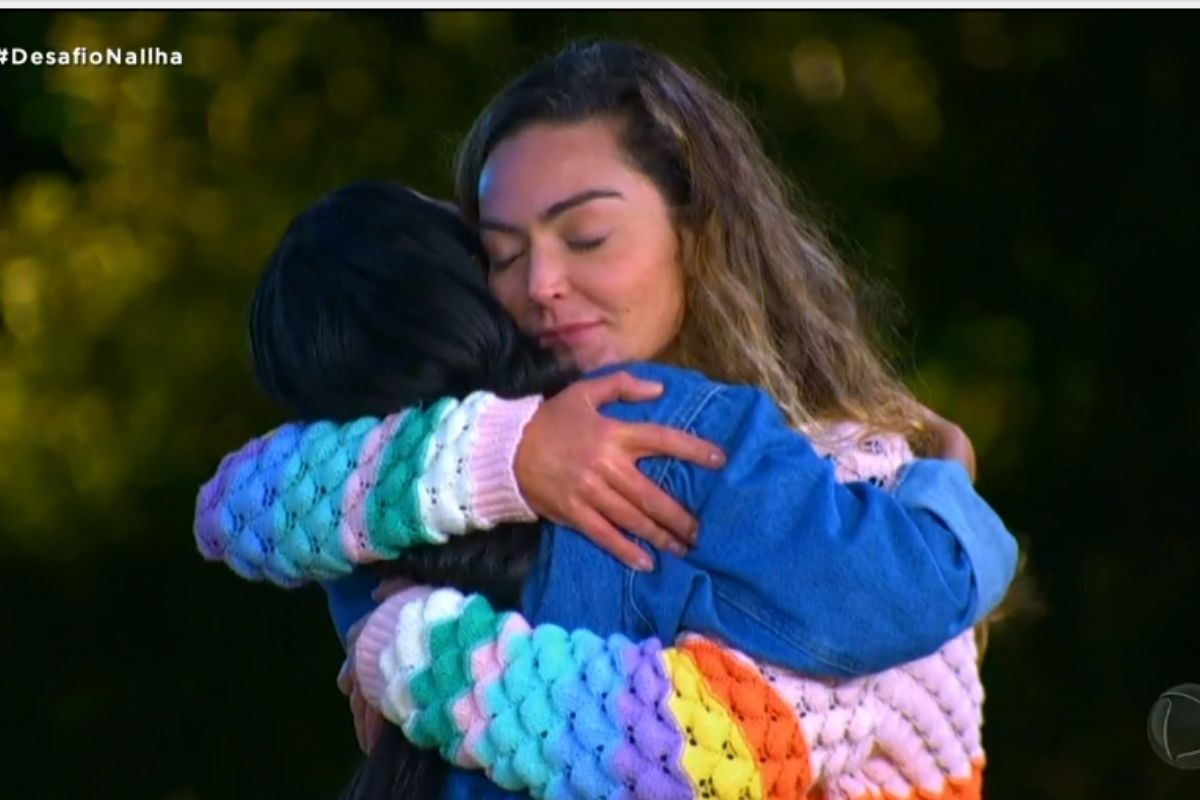 Laura Keller abraça Mirella