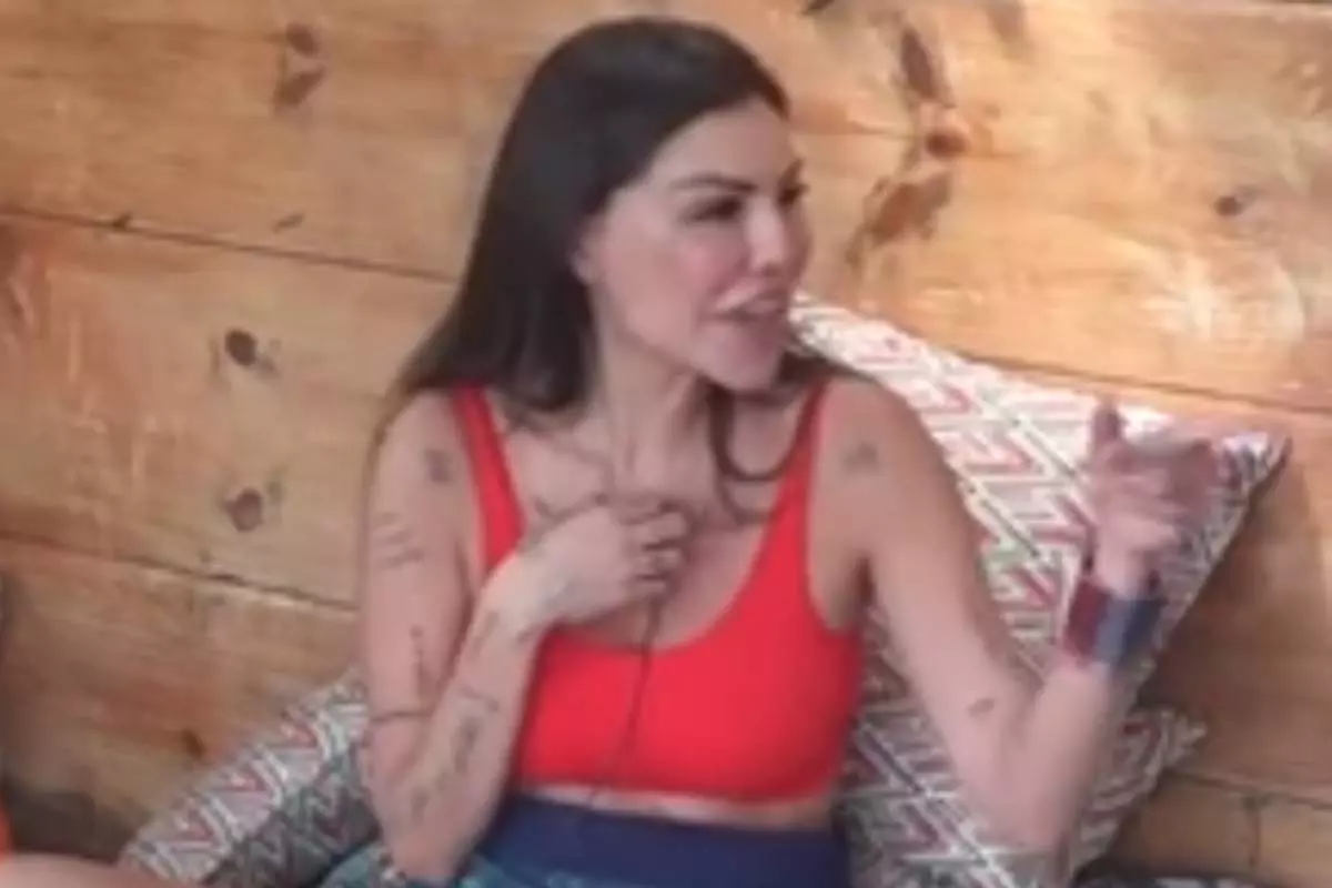 liziane gutierrez gesticulando ao falar de nego do borel em a fazenda
