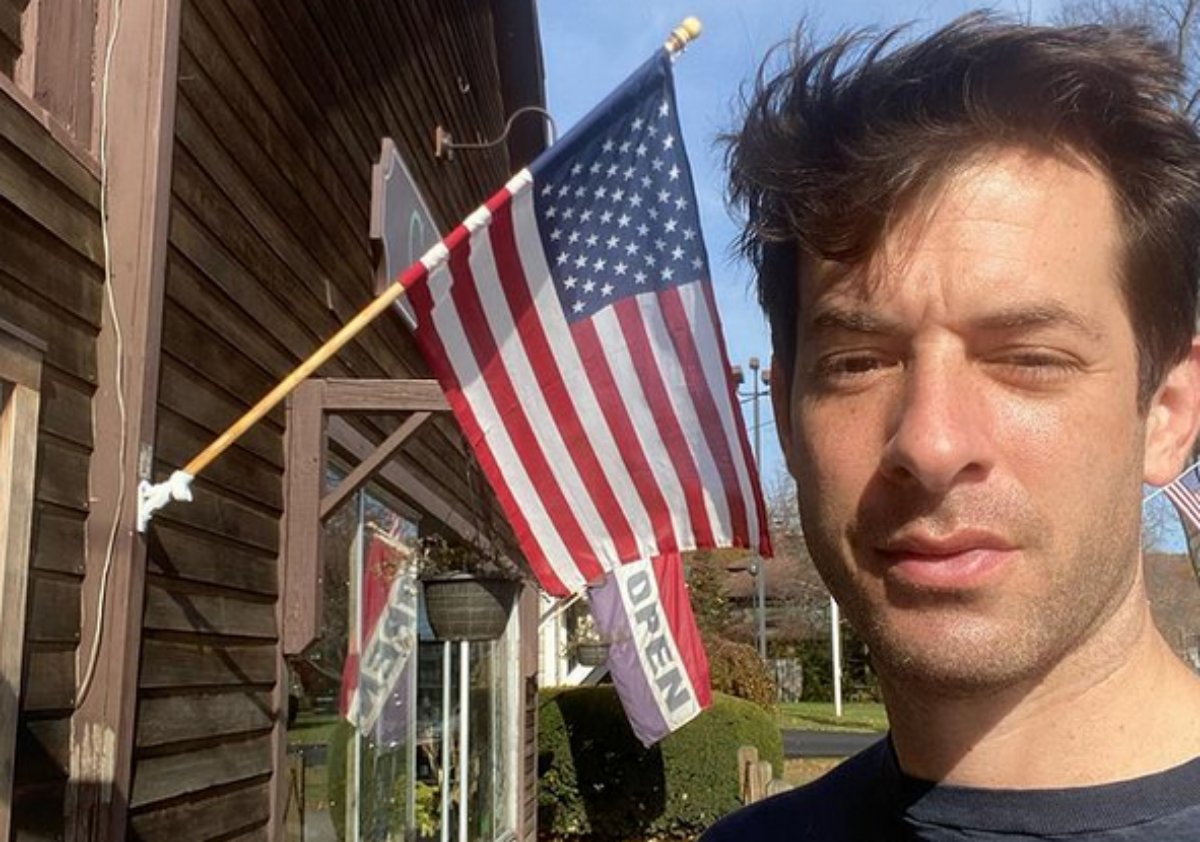 Mark Ronson em selfie com a bandeira americana de fundo
