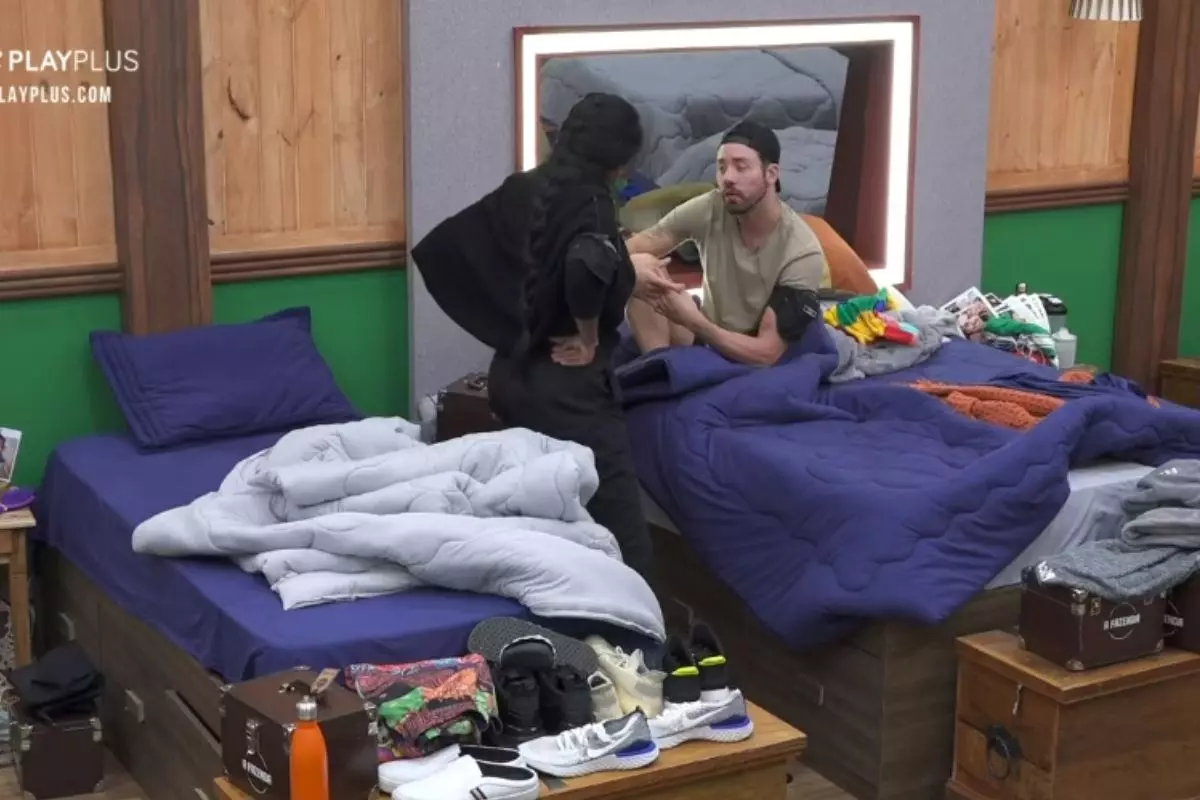 Medrado de costas e Rico sentado