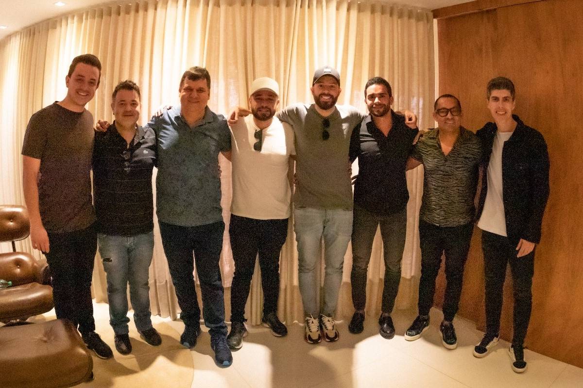 Filipe Risse, Babé, Wander Oliveira, Edu Hara, Rodrigo Love, Leonardo Caldi, Toninho e Gigio posando juntos