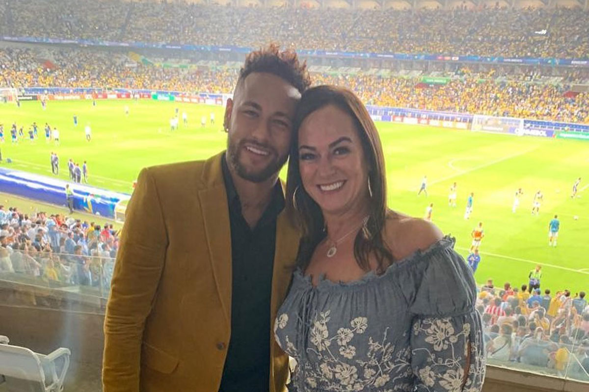 Neymar ao lado da mãe Nadine Gonçalves