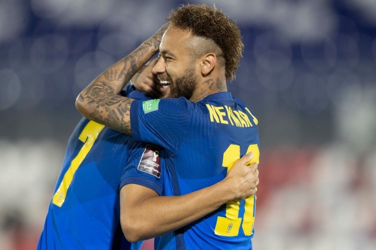 Neymar abraçando jogador da Seleção