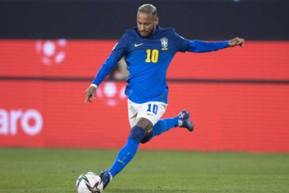 neymar indo chutar a bola com uniforme azul da seleção brasileira