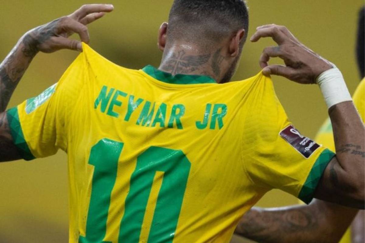neymar mostrando seu nome na parte de trás da camiseta da seleção brasileira