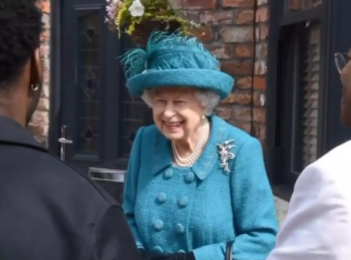 Rainha Eliizabeth II no set de Coronation Street, print
