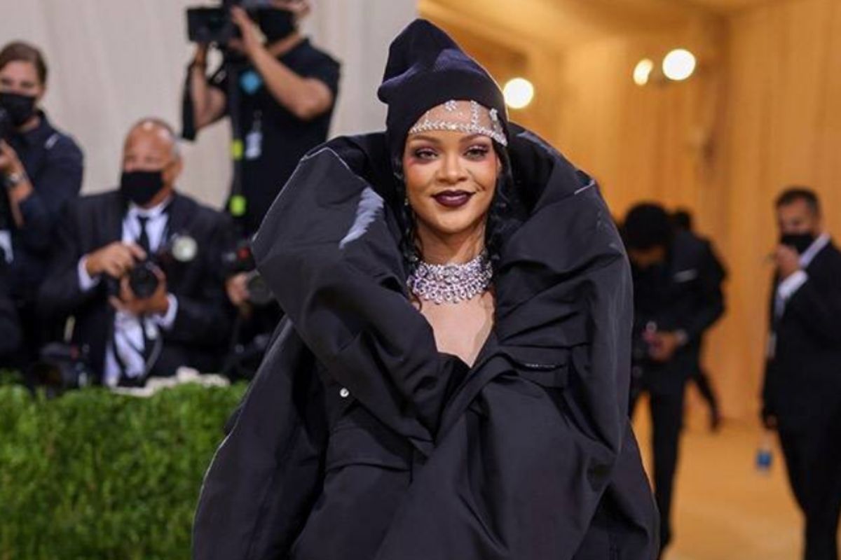 Rihanna sorrindo no desfile do Met Gala de 2021