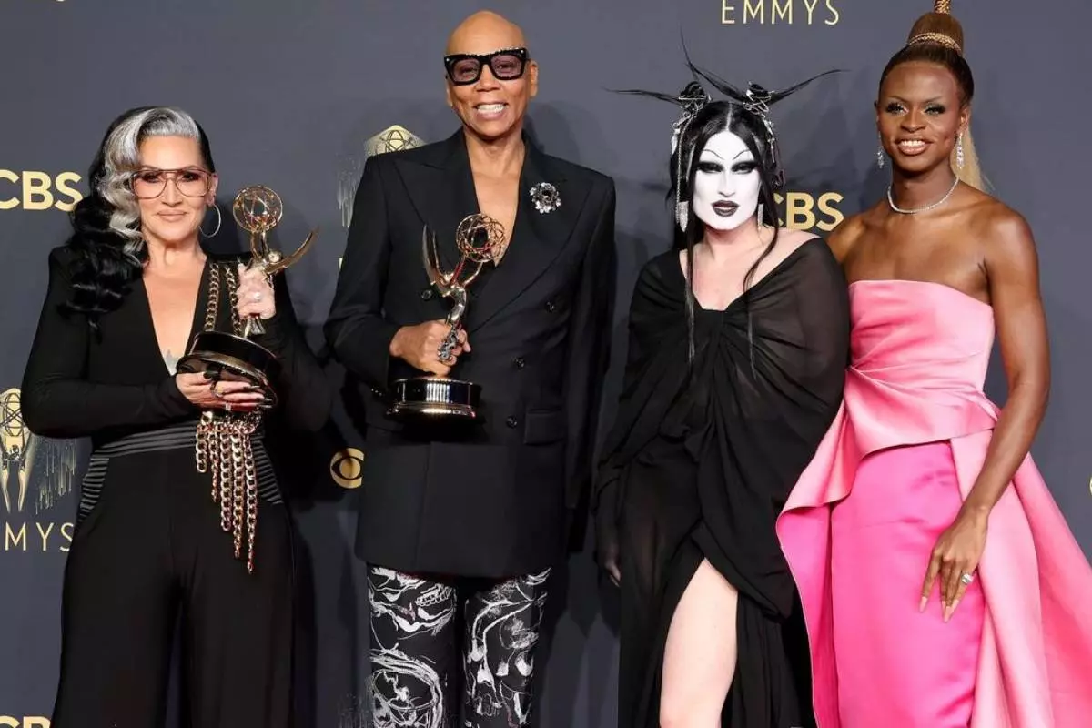 rupaul e drags do reality posando com troféus no emmy