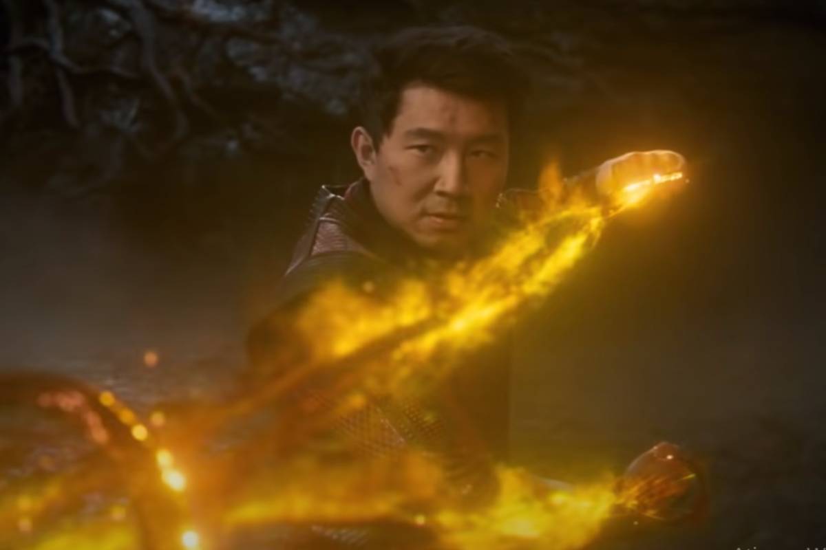 cena do trailer de “Shang-Chi e a Lenda dos Dez Anéis” em que shang-chi usa os dez anéis contra seu pai