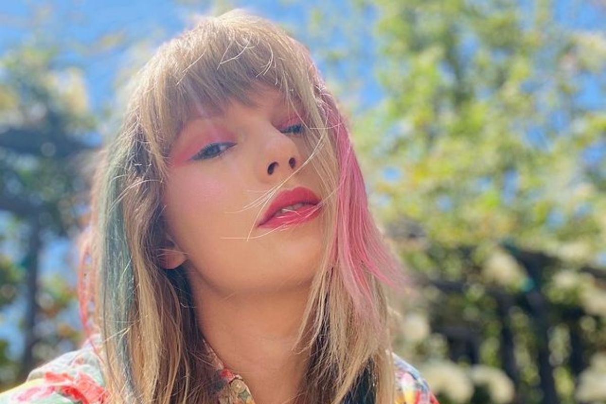 Taylor Swift em selfie com o cabelo com mechas coloridas