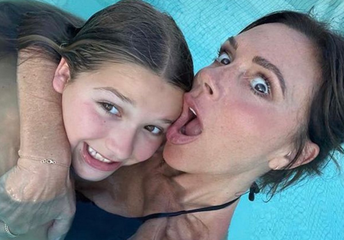 Victoria Beckham com a filha Harper na piscina
