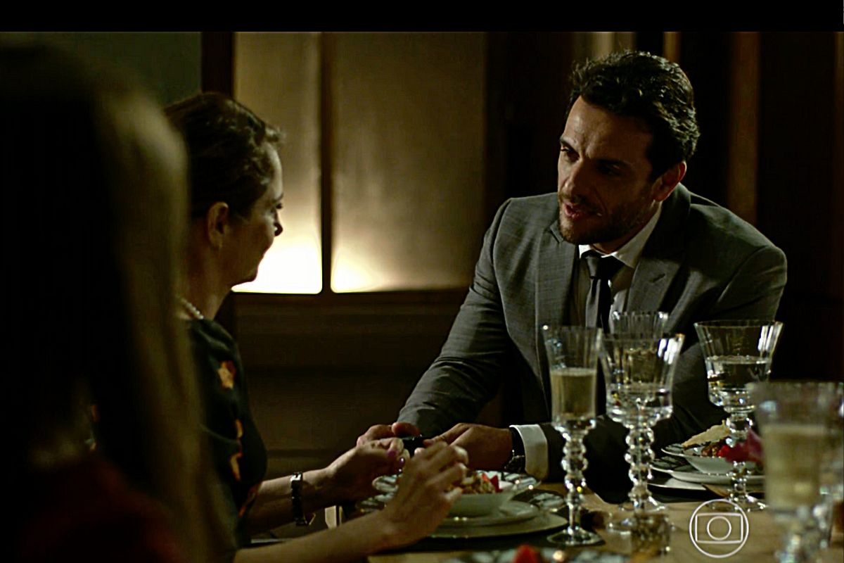 Alex (Rodrigo Lombardi) pede Carolina (Drica Moraes) em Verdades Secretas