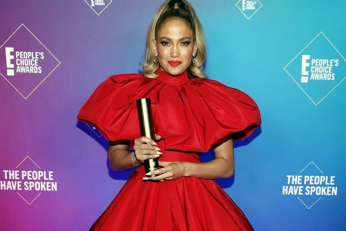 Jennifer Lopez foi homenageada na edição 2020 do E! People’s Choice Awards como Ícone Pop