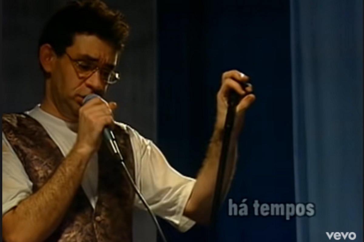 Renato Russo cantando