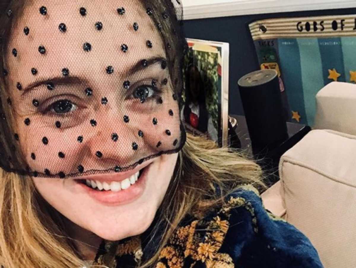 Adele usando véu no rosto