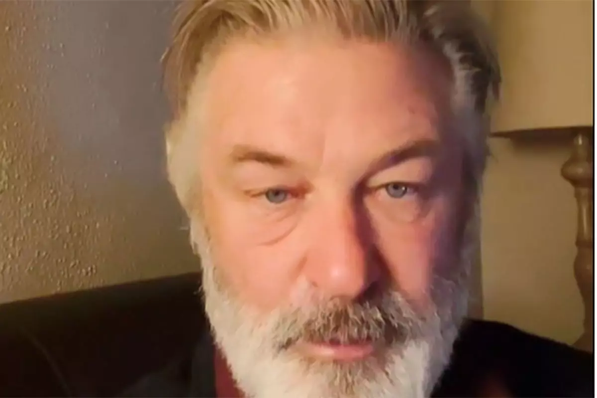 Alec Baldwin sério olhando a câmera