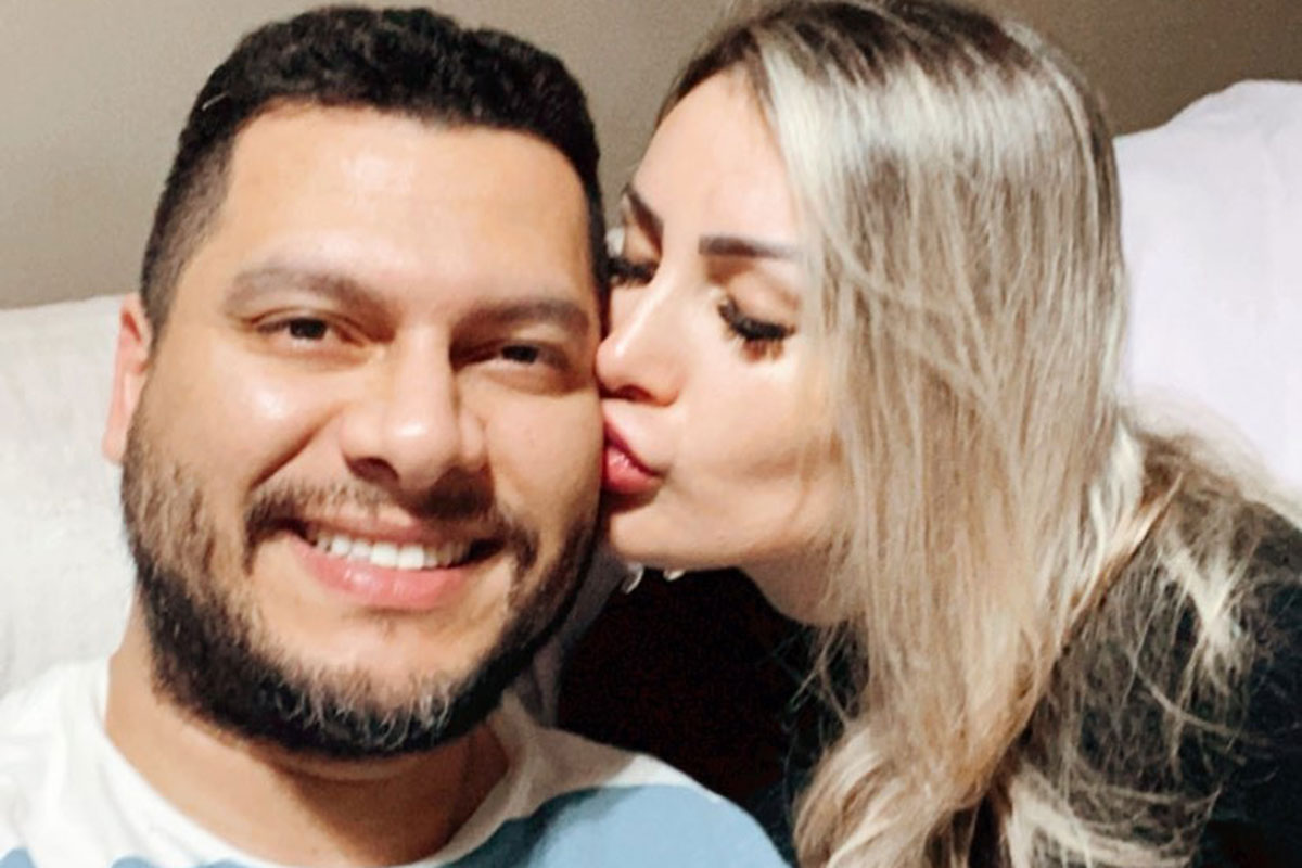 Andressa Urach dando um beijo no rosto do marido Thiago Lopes