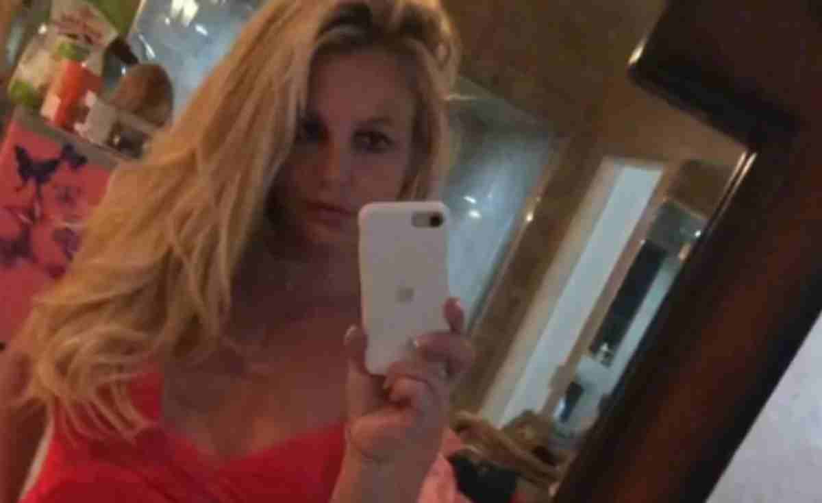 Britney Spears selfie de vestido vermelho