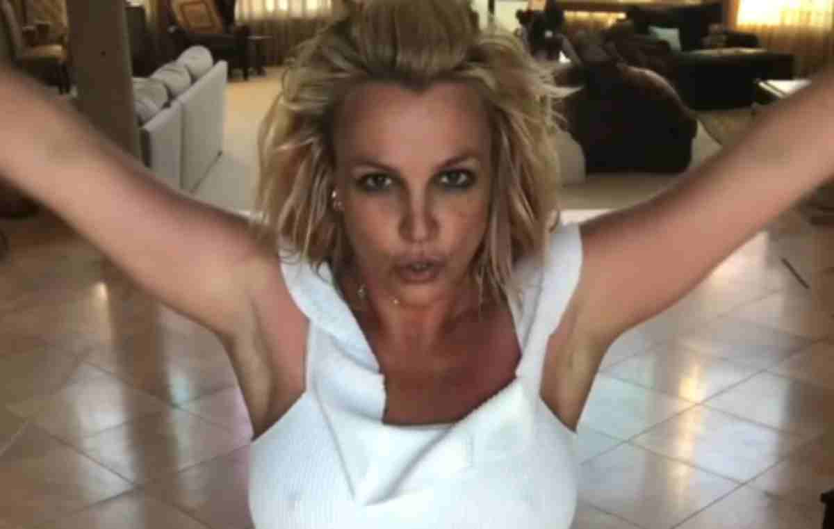 Britney Spears de braços abertos