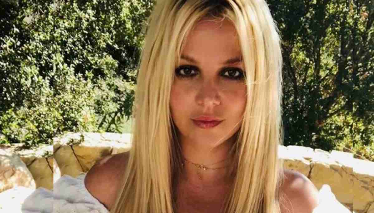 Britney Spears com cabelo liso