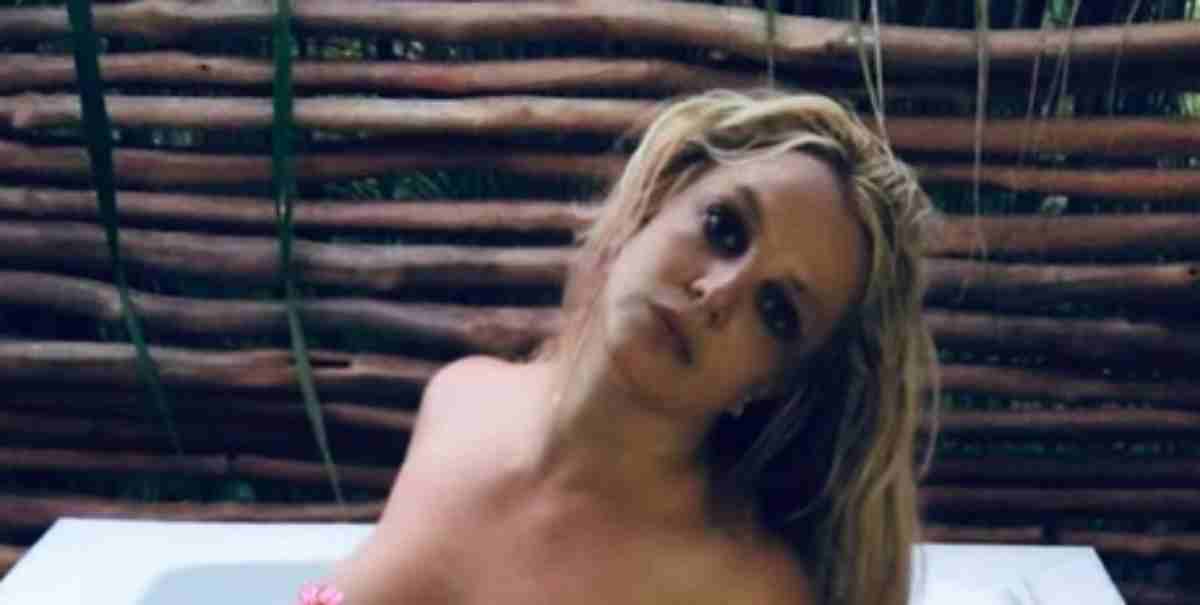 Britney Spears em pose provocativa