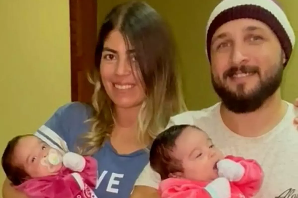 Bruna Surfistinha e o marido trocam juras de amor e falam das filhas